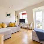 Cosy And Light Flat With A Roof Terrace In Chelsea